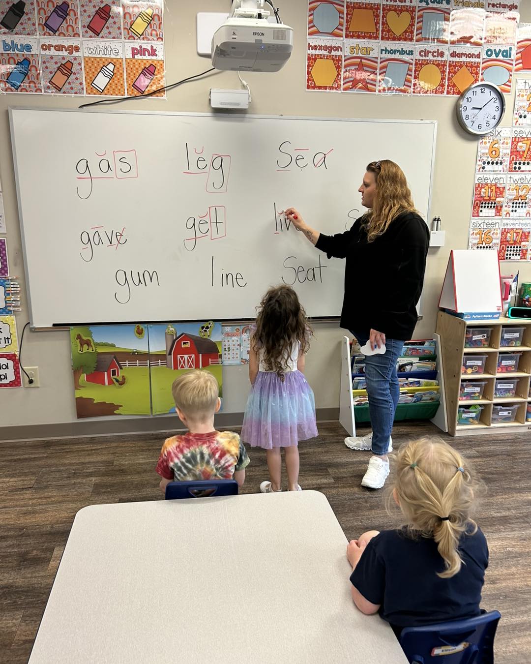 JV Program Advanced preschoolers learn vowel sounds during phonics at Ardent Preschool & Daycare Jones Valley.